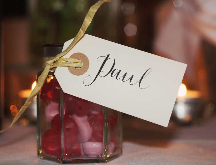 Presente personalizado em uma jarra de vidro com uma etiqueta com o nome "Paul" escrito.