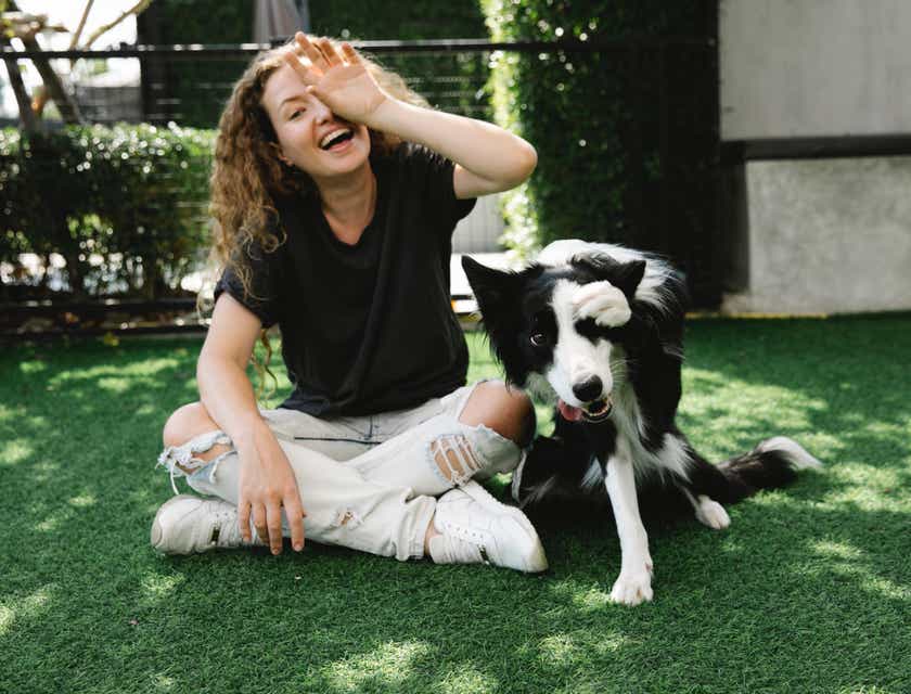 Una mujer jugando con un perro en un logo para cuidado de mascotas.
