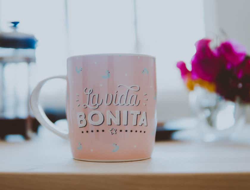 Una taza con el eslogan "La vida bonita" rotulado.