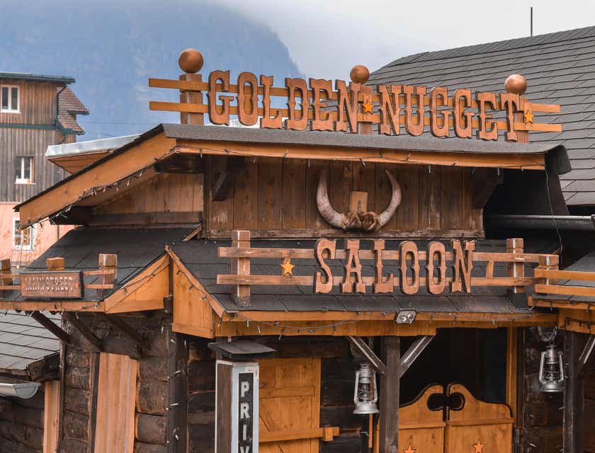 "Golden Nugget" adlı bir Vahşi Batı barının resmi.