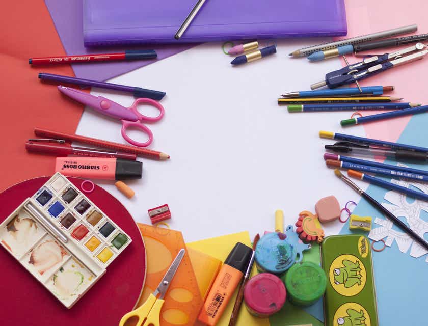 Une table pleine de fournitures scolaires colorées.