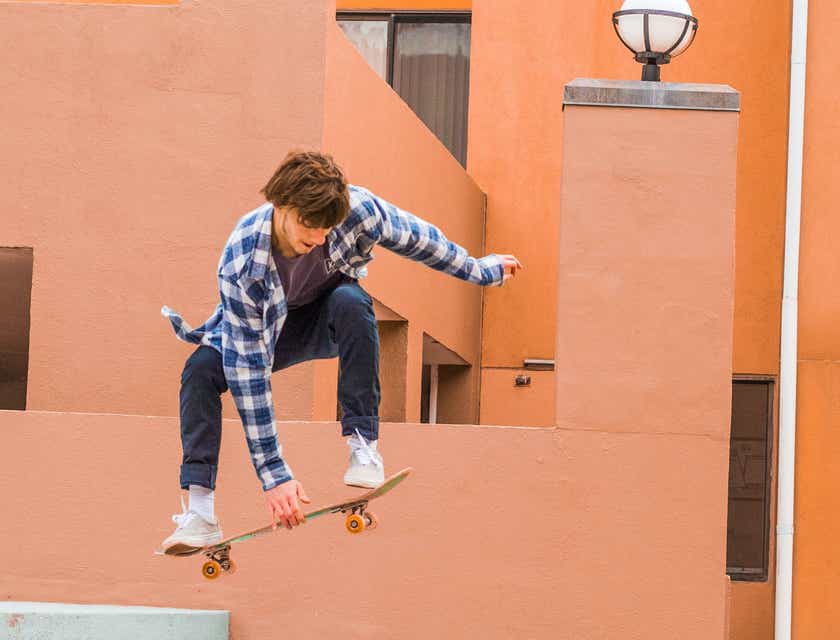 Ein Skateboarder springt mit einem Skateboard eines Skate-Shops in die Luft.