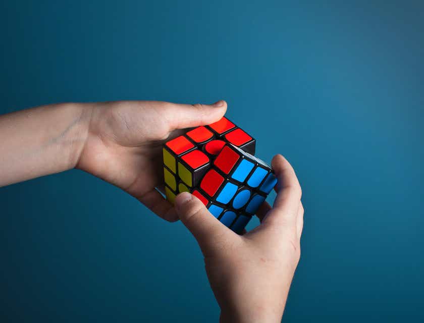 Une personne maligne qui résout un Rubik's Cube.