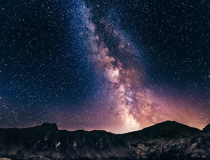 Pemandangan Bima Sakti di luar angkasa dekat pegunungan pada malam hari.
