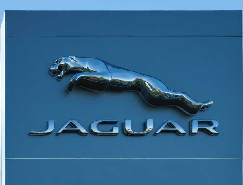 Mocne logo marki Jaguar umiejscowione na budynku.