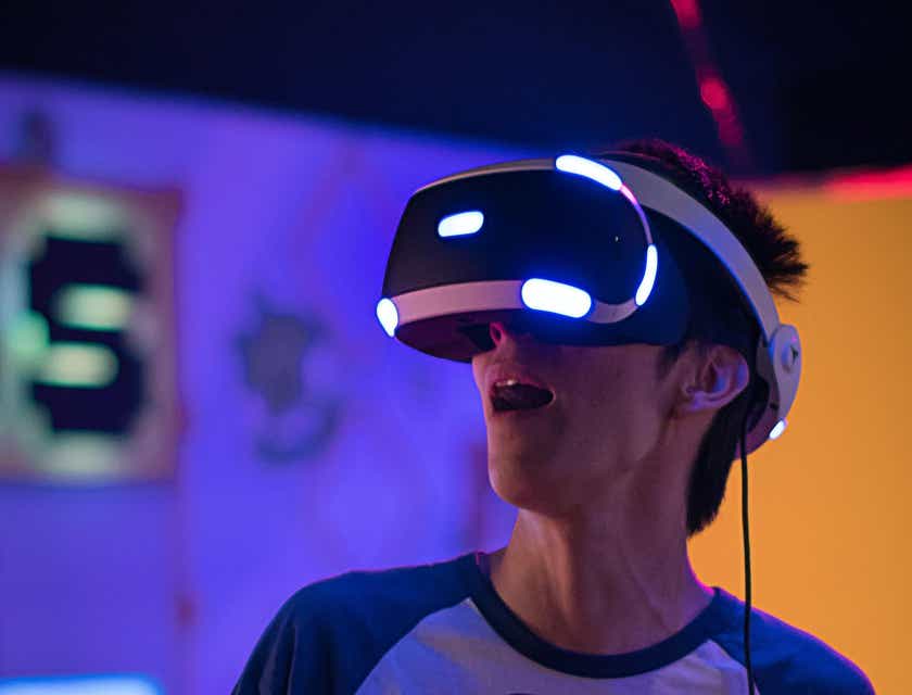 Una persona che sta testando dei prodotti tecnologici per la realtà virtuale.