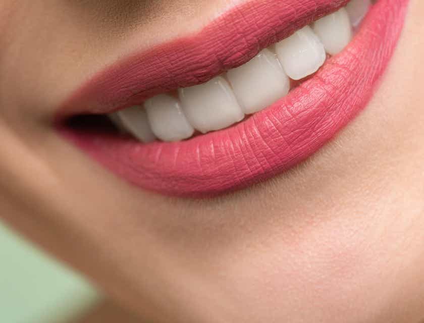 Una donna che sorride mostrando i denti.