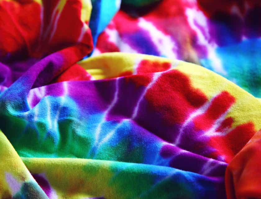 Tela teñida con los colores del arcoíris en un negocio de teñidos.