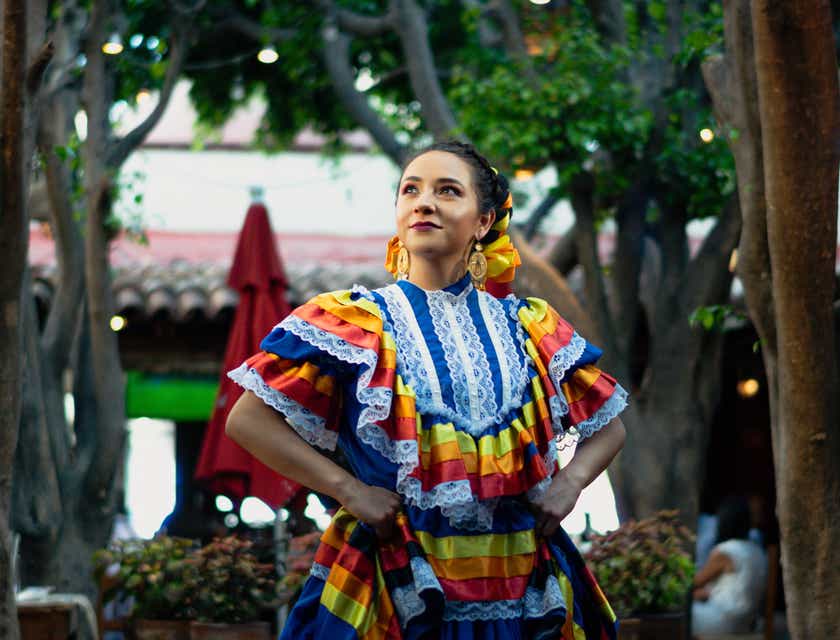 Ein Frau trägt eine traditionelle Tracht auf einem Folklore-Fest.