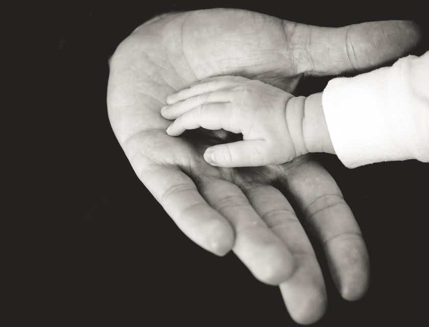 Un padre ofreciendo su mano a su hijo en un logo confiable.