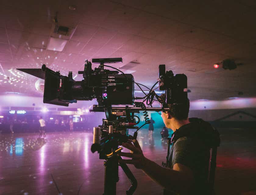 Um profissional em um set de filmagem gravando uma cena.