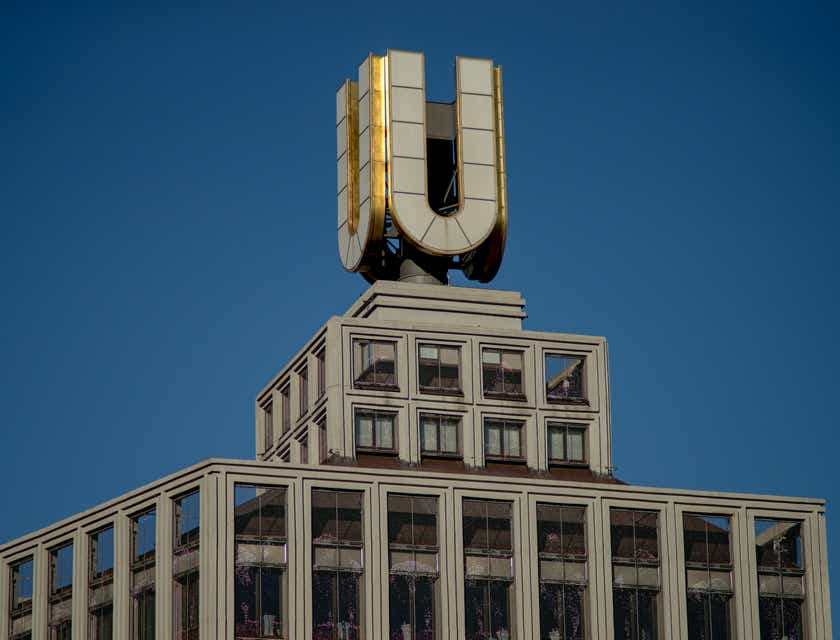 Huruf U yang memahkotai sebuah gedung tinggi di Jerman.