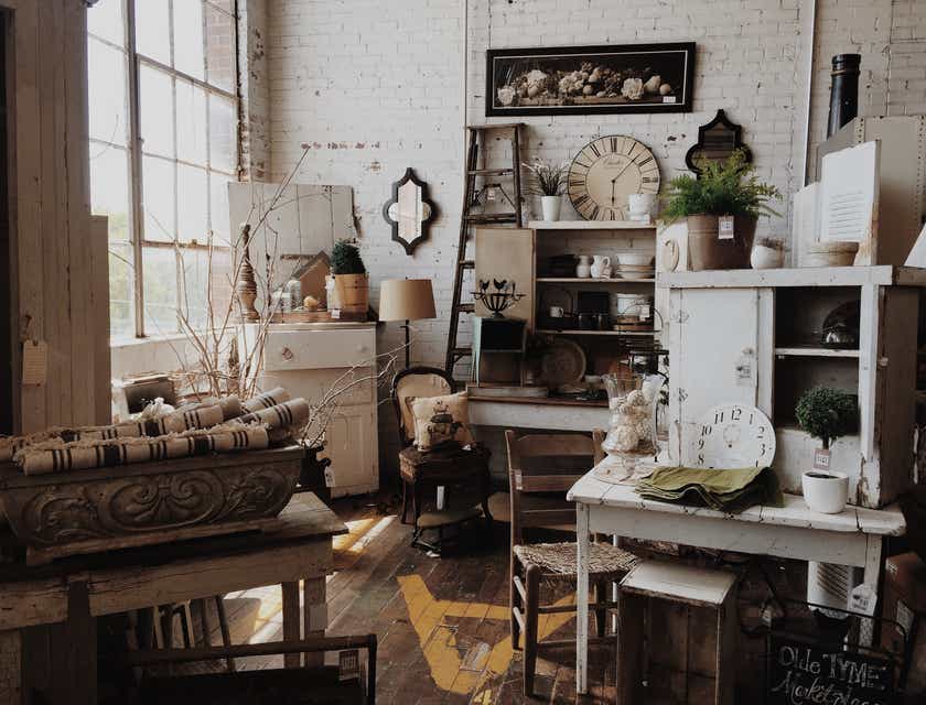 Bir odada yer alan vintage mobilyalar.