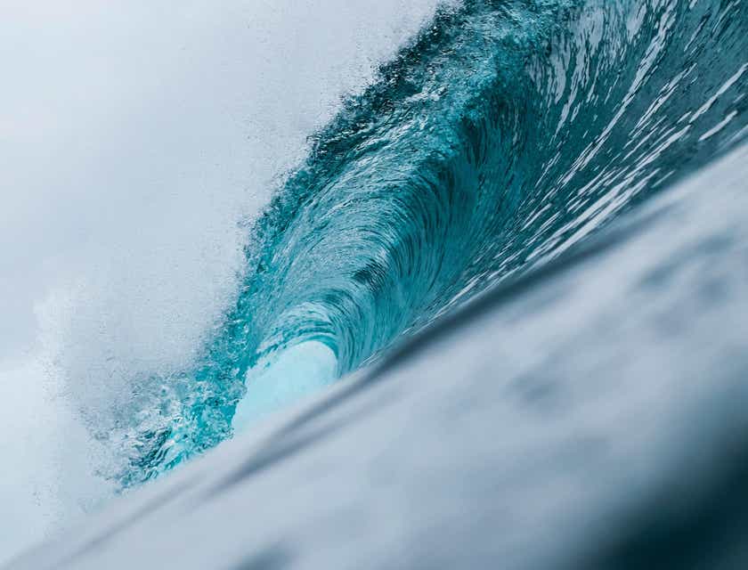 Una vague haute dans l'océan.
