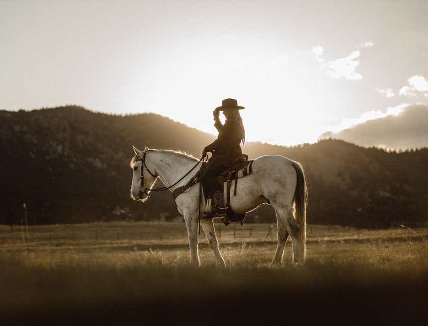 Seseorang menunggang kuda dengan gaya western.