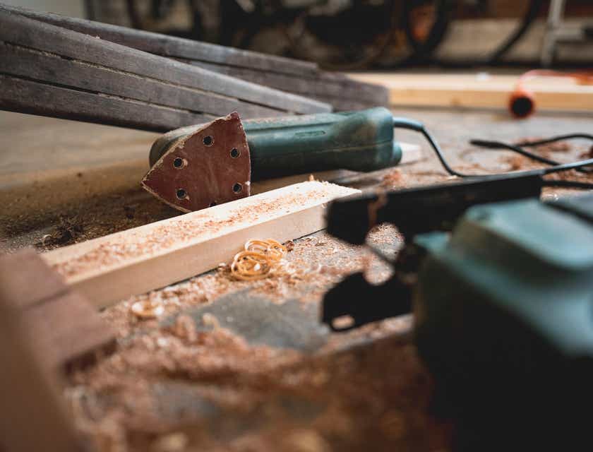 Une scie sauteuse, une ponceuse, du bois et des copeaux dans une entreprise de travail du bois.